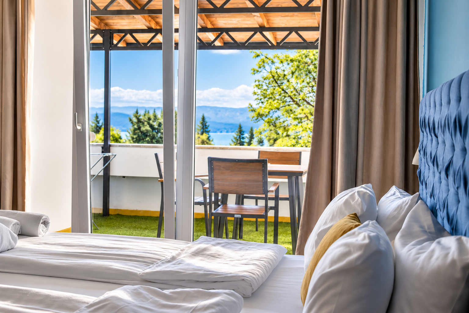 SUITE WITH LAKE VIEW